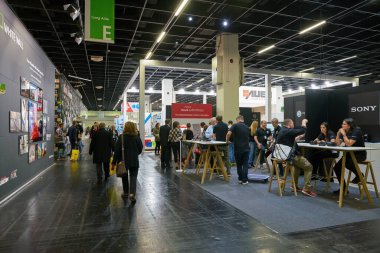 COLOGNE, ALMANY - CIRCA EPTEMBER, 2018: Photokina Exhibition 'daki atmosfer. Photokina, Avrupa 'da fotoğraf ve görüntüleme endüstrisi için düzenlenen bir ticaret fuarıdır..