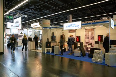 COLOGNE, ALMANY - CIRCA EPTEMBER, 2018: Photokina Exhibition 'daki atmosfer. Photokina, Avrupa 'da fotoğraf ve görüntüleme endüstrisi için düzenlenen bir ticaret fuarıdır..