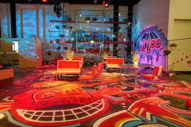 COLOGNE, Almanya - CIRCA EPTEMBER, 2018: Photokina Exhibition 'ın iç çekimi. Photokina, Avrupa 'da fotoğraf ve görüntüleme endüstrisi için düzenlenen bir ticaret fuarıdır..