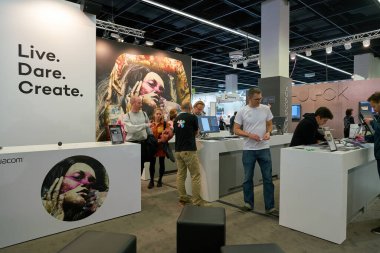 COLOGNE, ALMANY - CIRCA EPTEMBER, 2018: Photokina Exhibition 'daki atmosfer. Photokina, Avrupa 'da fotoğraf ve görüntüleme endüstrisi için düzenlenen bir ticaret fuarıdır..