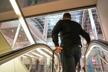 COLOGNE, ALMANY - CIRCA EPTEMBER, 2018: Photokina Exhibition 'da yürüyen merdiven kullanın. Photokina, Avrupa 'da fotoğraf ve görüntüleme endüstrisi için düzenlenen bir ticaret fuarıdır..