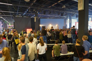 COLOGNE, ALMANY - CIRCA EPTEMBER, 2018: Photokina Exhibition 'daki atmosfer. Photokina, Avrupa 'da fotoğraf ve görüntüleme endüstrisi için düzenlenen bir ticaret fuarıdır..