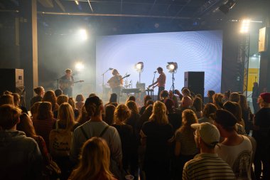 COLOGNE, ALMANY - CIRCA EPTEMBER, 2018: Photokina Exhibition 'daki atmosfer. Photokina, Avrupa 'da fotoğraf ve görüntüleme endüstrisi için düzenlenen bir ticaret fuarıdır..