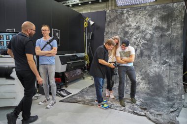 COLOGNE, Almanya - CIRCA EPTEMBER, 2018: Photokina Exhibition 'daki Leica alanı. Photokina, Avrupa 'da fotoğraf ve görüntüleme endüstrisi için düzenlenen bir ticaret fuarıdır..