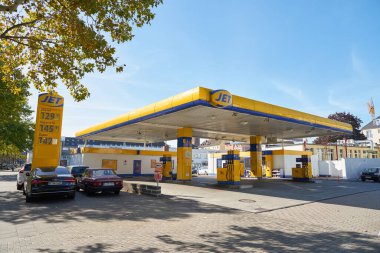 COLOGNE, ALMANY - CIRCA EPTEMBER, 2018: Köln 'deki bir Jet dolum istasyonunun sokak seviyesi görüntüsü.