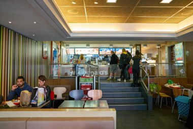 COLOGNE, ALMANY - CIRCA EPTEMBER, 2018: Köln 'deki McDonald' s restoranının iç çekimleri.