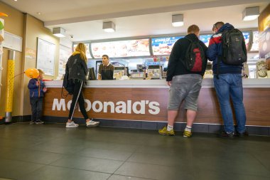 COLOGNE, ALMANY - CIRCA EPTEMBER, 2018: Köln 'deki McDonald' s restoranının iç çekimleri.