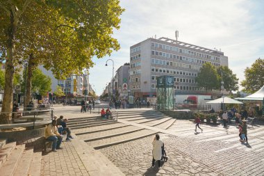 COLOGNE, Almanya - CIRCA EPTEMBER, 2018: Gündüz vakti Köln 'ün sokak seviyesi. 