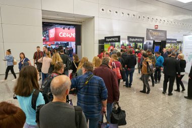 COLOGNE, ALMANY - CIRCA EPTEMBER, 2018: Photokina Exhibition 'daki atmosfer. Photokina, Avrupa 'da fotoğraf ve görüntüleme endüstrisi için düzenlenen bir ticaret fuarıdır..