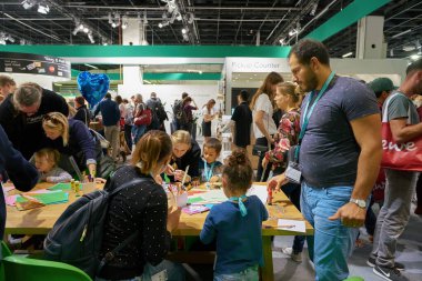 COLOGNE, ALMANY - CIRCA EPTEMBER, 2018: Photokina Exhibition 'daki atmosfer. Photokina, Avrupa 'da fotoğraf ve görüntüleme endüstrisi için düzenlenen bir ticaret fuarıdır..