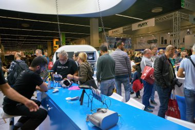 COLOGNE, ALMANY - CIRCA EPTEMBER, 2018: Photokina Exhibition 'daki atmosfer. Photokina, Avrupa 'da fotoğraf ve görüntüleme endüstrisi için düzenlenen bir ticaret fuarıdır..