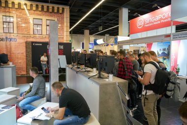 COLOGNE, ALMANY - CIRCA EPTEMBER, 2018: Photokina Exhibition 'daki atmosfer. Photokina, Avrupa 'da fotoğraf ve görüntüleme endüstrisi için düzenlenen bir ticaret fuarıdır..