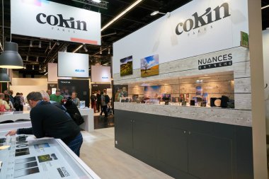 COLOGNE, ALMANY - CIRCA EPTEMBER, 2018: Photokina Exhibition 'daki atmosfer. Photokina, Avrupa 'da fotoğraf ve görüntüleme endüstrisi için düzenlenen bir ticaret fuarıdır..