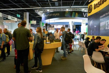 COLOGNE, ALMANY - CIRCA EPTEMBER, 2018: Photokina Exhibition 'daki atmosfer. Photokina, Avrupa 'da fotoğraf ve görüntüleme endüstrisi için düzenlenen bir ticaret fuarıdır..