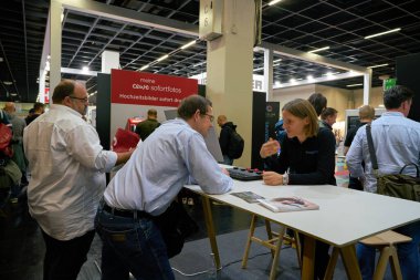COLOGNE, ALMANY - CIRCA EPTEMBER, 2018: Photokina Exhibition 'daki atmosfer. Photokina, Avrupa 'da fotoğraf ve görüntüleme endüstrisi için düzenlenen bir ticaret fuarıdır..