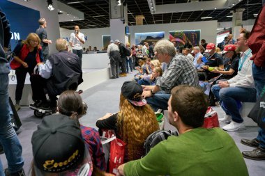 COLOGNE, ALMANY - CIRCA EPTEMBER, 2018: Photokina Exhibition 'daki atmosfer. Photokina, Avrupa 'da fotoğraf ve görüntüleme endüstrisi için düzenlenen bir ticaret fuarıdır..