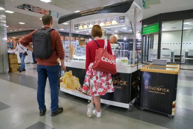 COLOGNE, Almanya - CIRCA EPTEMBER, 2018: Photokina Sergisi 'ndeki Movenpick pop-up store. Photokina, Avrupa 'da fotoğraf ve görüntüleme endüstrisi için düzenlenen bir ticaret fuarıdır..