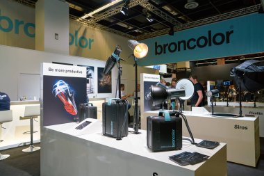 COLOGNE, ALMANY - CIRCA EPTEMBER, 2018: Photokina Exhibition 'da bronz alan. Photokina, Avrupa 'da fotoğraf ve görüntüleme endüstrisi için düzenlenen bir ticaret fuarıdır..