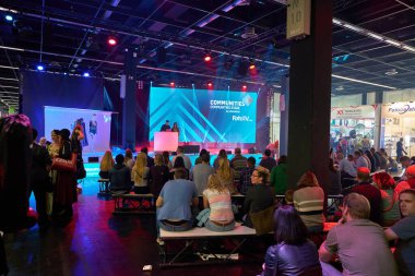 COLOGNE, ALMANY - CIRCA EPTEMBER, 2018: Photokina Exhibition 'daki atmosfer. Photokina, Avrupa 'da fotoğraf ve görüntüleme endüstrisi için düzenlenen bir ticaret fuarıdır..