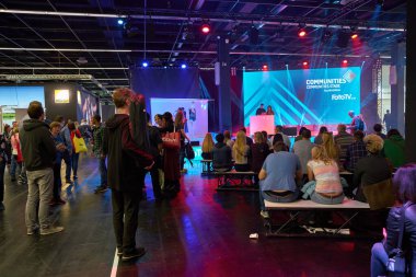 COLOGNE, ALMANY - CIRCA EPTEMBER, 2018: Photokina Exhibition 'daki atmosfer. Photokina, Avrupa 'da fotoğraf ve görüntüleme endüstrisi için düzenlenen bir ticaret fuarıdır..