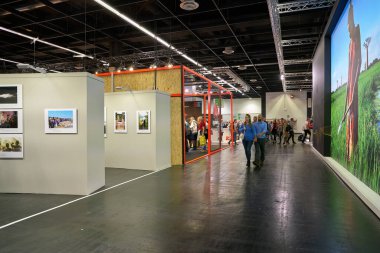 COLOGNE, ALMANY - CIRCA EPTEMBER, 2018: Photokina Exhibition 'daki atmosfer. Photokina, Avrupa 'da fotoğraf ve görüntüleme endüstrisi için düzenlenen bir ticaret fuarıdır..