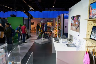 COLOGNE, ALMANY - CIRCA EPTEMBER, 2018: Photokina Exhibition 'daki atmosfer. Photokina, Avrupa 'da fotoğraf ve görüntüleme endüstrisi için düzenlenen bir ticaret fuarıdır..