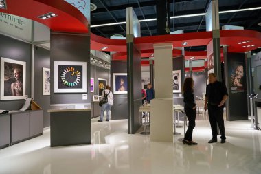 COLOGNE, Almanya - CIRCA EPTEMBER, 2018: Photokina Exhibition 'ın iç çekimi. Photokina, Avrupa 'da fotoğraf ve görüntüleme endüstrisi için düzenlenen bir ticaret fuarıdır..