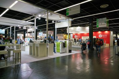 COLOGNE, ALMANY - CIRCA EPTEMBER, 2018: Photokina Exhibition 'daki atmosfer. Photokina, Avrupa 'da fotoğraf ve görüntüleme endüstrisi için düzenlenen bir ticaret fuarıdır..