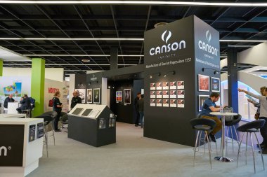 COLOGNE, Almanya - CIRCA EPTEMBER, 2018: Photokina Exhibition 'ın iç çekimi. Photokina, Avrupa 'da fotoğraf ve görüntüleme endüstrisi için düzenlenen bir ticaret fuarıdır..