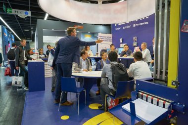 COLOGNE, ALMANY - CIRCA EPTEMBER, 2018: Photokina Exhibition 'daki atmosfer. Photokina, Avrupa 'da fotoğraf ve görüntüleme endüstrisi için düzenlenen bir ticaret fuarıdır..