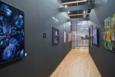 COLOGNE, Almanya - CIRCA EPTEMBER, 2018: Photokina Exhibition 'ın iç çekimi. Photokina, Avrupa 'da fotoğraf ve görüntüleme endüstrisi için düzenlenen bir ticaret fuarıdır..