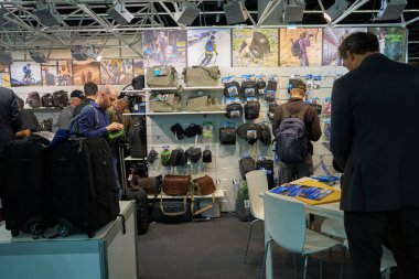 COLOGNE, ALMANY - CIRCA EPTEMBER, 2018: Photokina Exhibition 'daki atmosfer. Photokina, Avrupa 'da fotoğraf ve görüntüleme endüstrisi için düzenlenen bir ticaret fuarıdır..