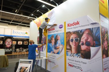 COLOGNE, Almanya - CIRCA EPTEMBER, 2018: Photokina Exhibition 'ın iç çekimi. Photokina, Avrupa 'da fotoğraf ve görüntüleme endüstrisi için düzenlenen bir ticaret fuarıdır..