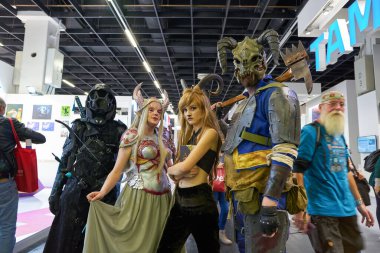 COLOGNE, ALMANY - CIRCA EPTEMBER, 2018: Photokina Exhibition 'da Cosplayers. Photokina, Avrupa 'da fotoğraf ve görüntüleme endüstrisi için düzenlenen bir ticaret fuarıdır..