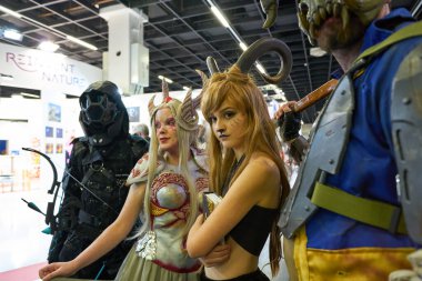 COLOGNE, ALMANY - CIRCA EPTEMBER, 2018: Photokina Exhibition 'da Cosplayers. Photokina, Avrupa 'da fotoğraf ve görüntüleme endüstrisi için düzenlenen bir ticaret fuarıdır..