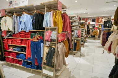 SHENZHEN, ÇİN - CIRCA NOVEMBER, 2019: Shenzhen 'deki Uniqlo mağazasında giysi sergileniyor. Uniqlo bir Japon günlük giyim tasarımcısı, üretici ve perakendecisi..