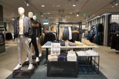 SHENZHEN, ÇİN - CIRCA NOVEMBER, 2019: Shenzhen 'deki H ve M mağazasında giysi sergileniyor.