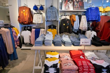 SHENZHEN, ÇİN - CIRCA NOVEMBER, 2019: Shenzhen 'deki H ve M mağazasında giysi sergileniyor.