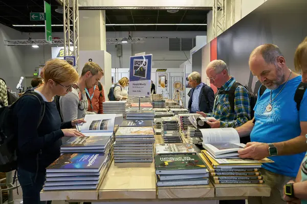 COLOGNE, ALMANY - CIRCA EPTEMBER, 2018: Photokina Exhibition 'daki atmosfer. Photokina, Avrupa 'da fotoğraf ve görüntüleme endüstrisi için düzenlenen bir ticaret fuarıdır..