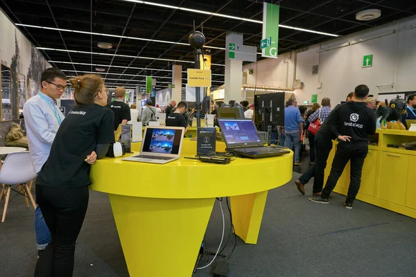 COLOGNE, ALMANY - CIRCA EPTEMBER, 2018: Photokina Exhibition 'daki atmosfer. Photokina, Avrupa 'da fotoğraf ve görüntüleme endüstrisi için düzenlenen bir ticaret fuarıdır..