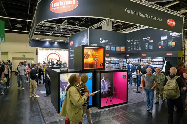 COLOGNE, ALMANY - CIRCA EPTEMBER, 2018: Photokina Exhibition 'daki atmosfer. Photokina, Avrupa 'da fotoğraf ve görüntüleme endüstrisi için düzenlenen bir ticaret fuarıdır..