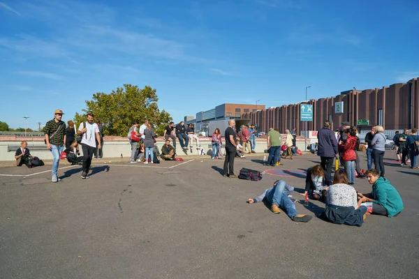 COLOGNE, Almanya - CIRCA EPTEMBER, 2018: Fotoğraf Sergisi ziyaretçileri. Photokina, Avrupa 'da fotoğraf ve görüntüleme endüstrisi için düzenlenen bir ticaret fuarıdır..