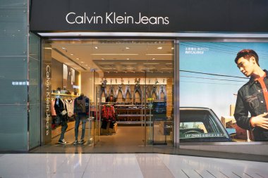 SHENZHEN, ÇİN - CIRCA KOVEMBER, 2019: Shenzhen 'deki Calvin Klein kot mağazasına giriş. 