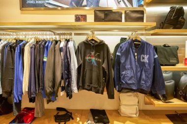SHENZHEN, ÇİN - CIRCA Kasım 2019: Shenzhen 'deki Calvin Klein kot mağazasının içi. 