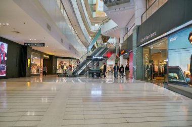 SHENZHEN, Çin - CIRCA NOVEMBER, 2019: Shenzhen 'deki alışveriş merkezinin içi. 