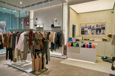 SHENZHEN, ÇİN - CIRCA NOVEMBER, 2019: Shenzhen 'deki Amon Avis mağazasının içi.