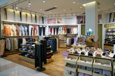 SHENZHEN, ÇİN - CIRCA NOVEMBER, 2019: Shenzhen 'deki Bayan Myland mağazasında giysi sergileniyor.