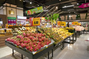 SHENZHEN, Çin - CIRCA NOVEMBER, 2019: Shenzhen 'deki AEON süpermarketinin iç çekimi.