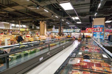 SHENZHEN, Çin - CIRCA NOVEMBER, 2019: Shenzhen 'deki AEON süpermarketinin iç çekimi.