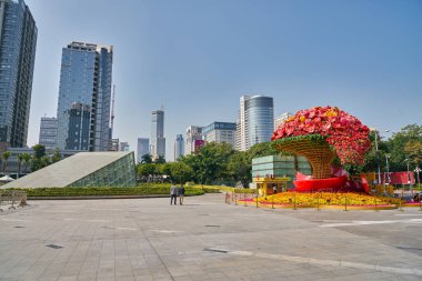 SHENZHEN, ÇİN - CIRCA Kasım 2019: Gündüz vakti Shenzhen 'in sokak manzarası.